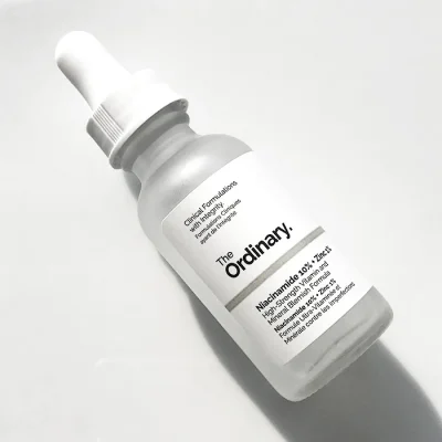 #NIACINAMIDE - Thành phần “thần thánh” đa công dụng được yêu thích. Hoạt động như một chất chống oxy hóa. Giúp tái tạo và củng cố “hàng rào” bảo vệ da, tăng sản sinh các ceramides lấy lại sự trẻ trung, mềm mịn cho làn da. Điều tiết bã nhờn trên da, cải thiện kết cấu da, làm dịu nốt mụn, đặc biệt là loại mụn trứng cá. Làm sáng đều màu da, khắc phục được những hệ quả của mụn để lại như vết thâm hay sẹo. #ZINC - Kẽm có khả năng điều tiết bã nhờn, thích hợp với da dầu. - The Ordinary thay đổi packaging thường xuyên, vài lần/ năm. - Batch code có thể màu xanh, đen hay vàng đ